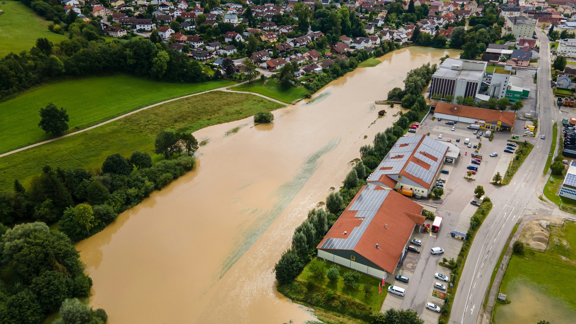 Hochwasser in Au In Der Hallertau: Die aus ihrem Bachbett getretene Abens hat nach starkem Regen in den frühen Morgenstunden die angrenzenden Felder überflutet.
