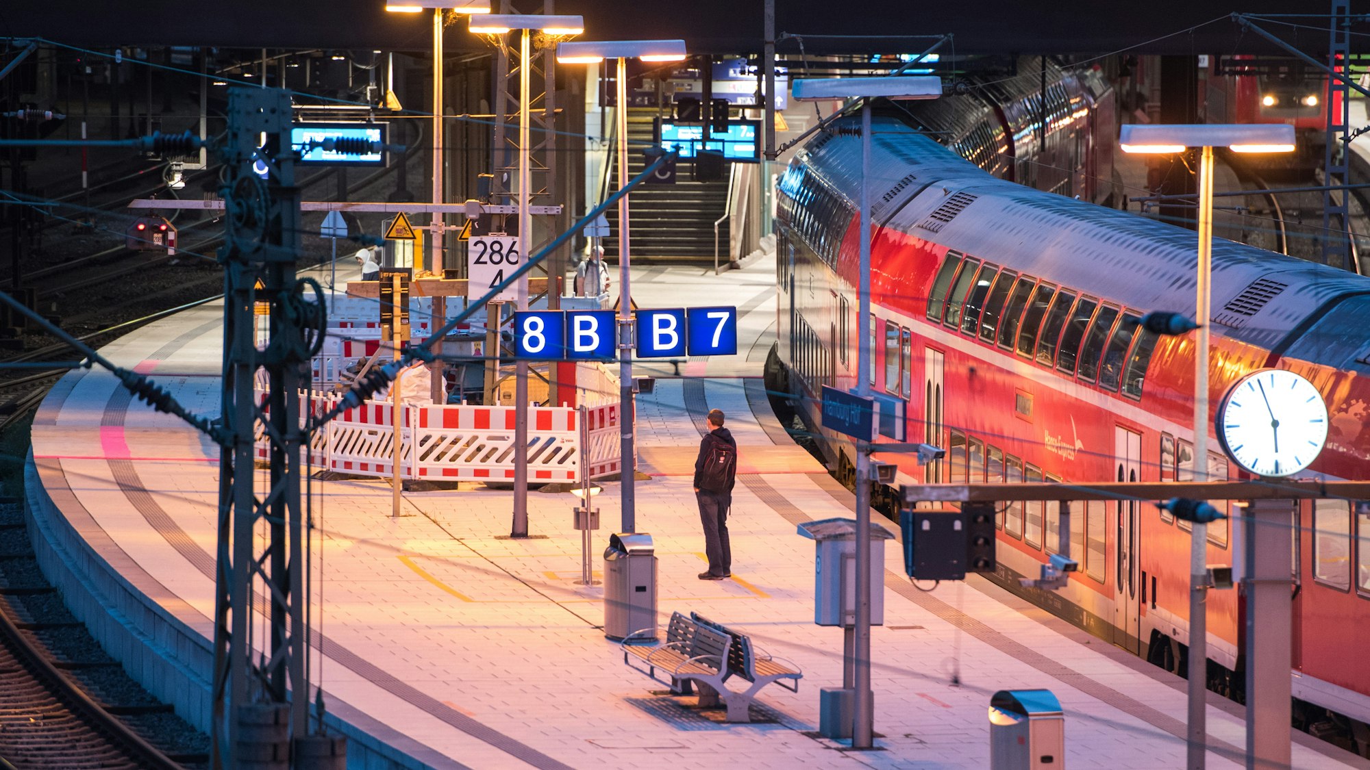 Ein Mann steht am Mittwoch (25. August) im Hamburger Hauptbahnhof an einem Regionalzug. Nach zwei Streiks in den vergangenen Wochen ruft die GDL zu einer dritten Streikwelle auf.