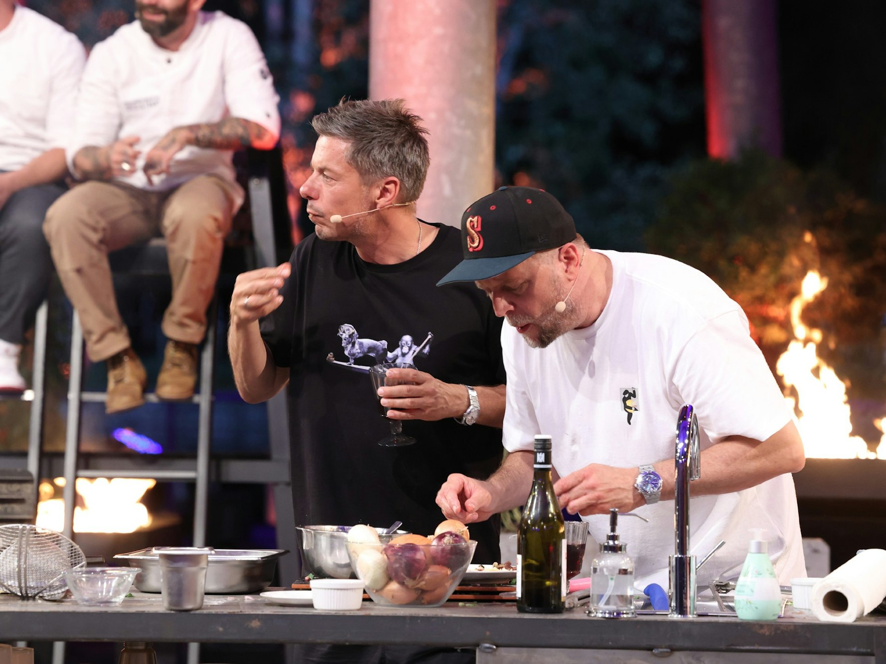 Promi-Köche Michi Beck (l.) und Smudo machen Spätzle.