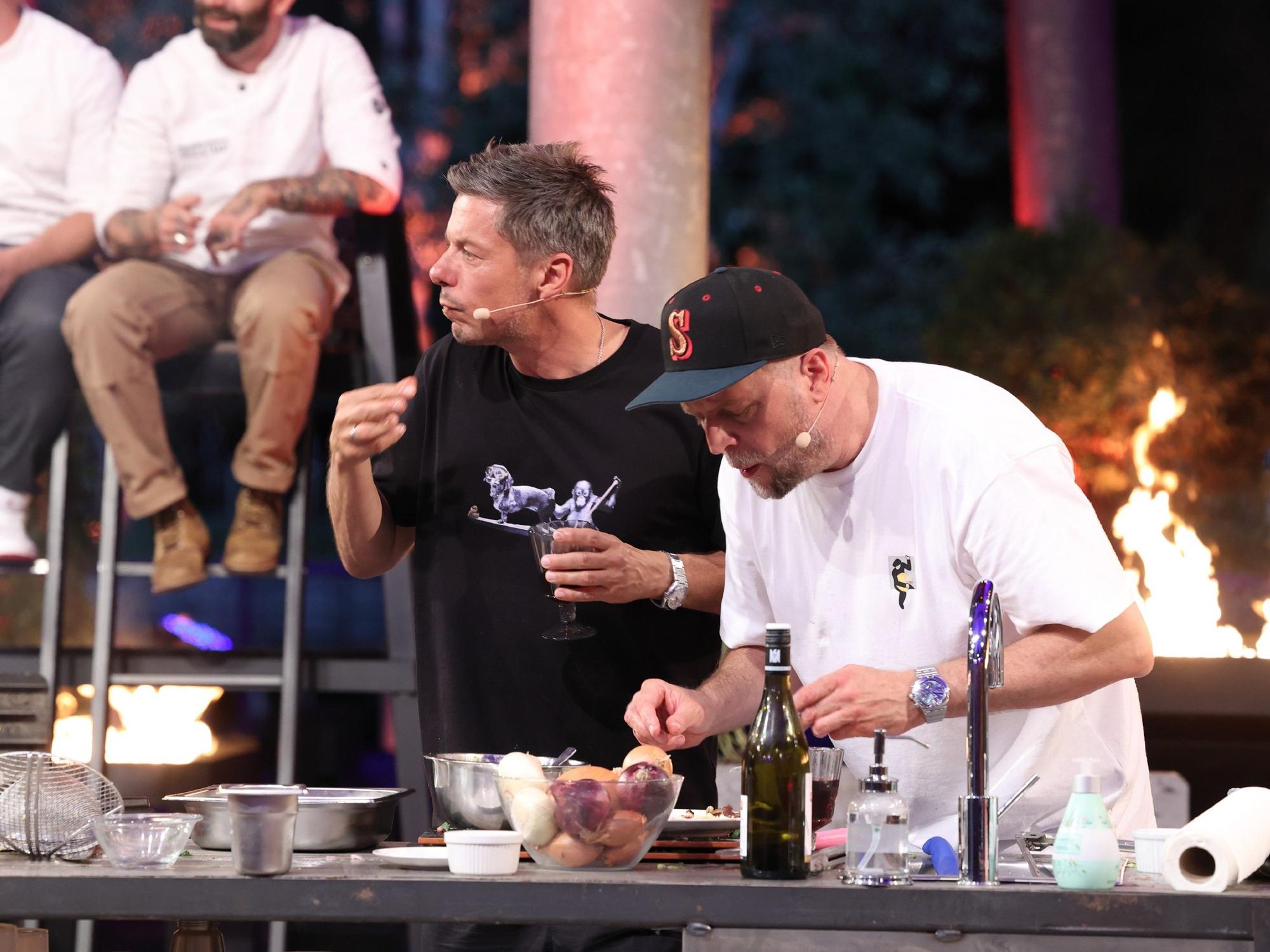 Promi-Köche Michi Beck (l.) und Smudo machen Spätzle.