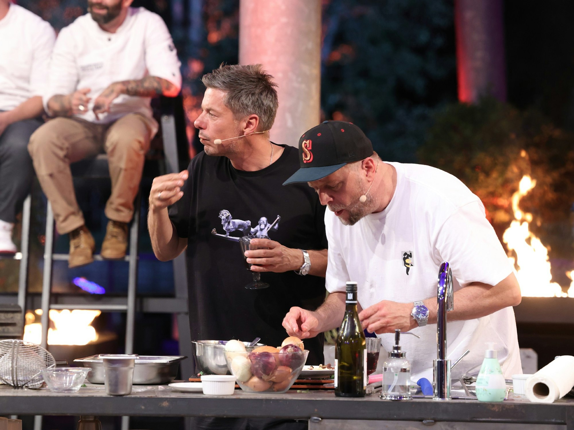 Promi-Köche Michi Beck (l.) und Smudo machen Spätzle.