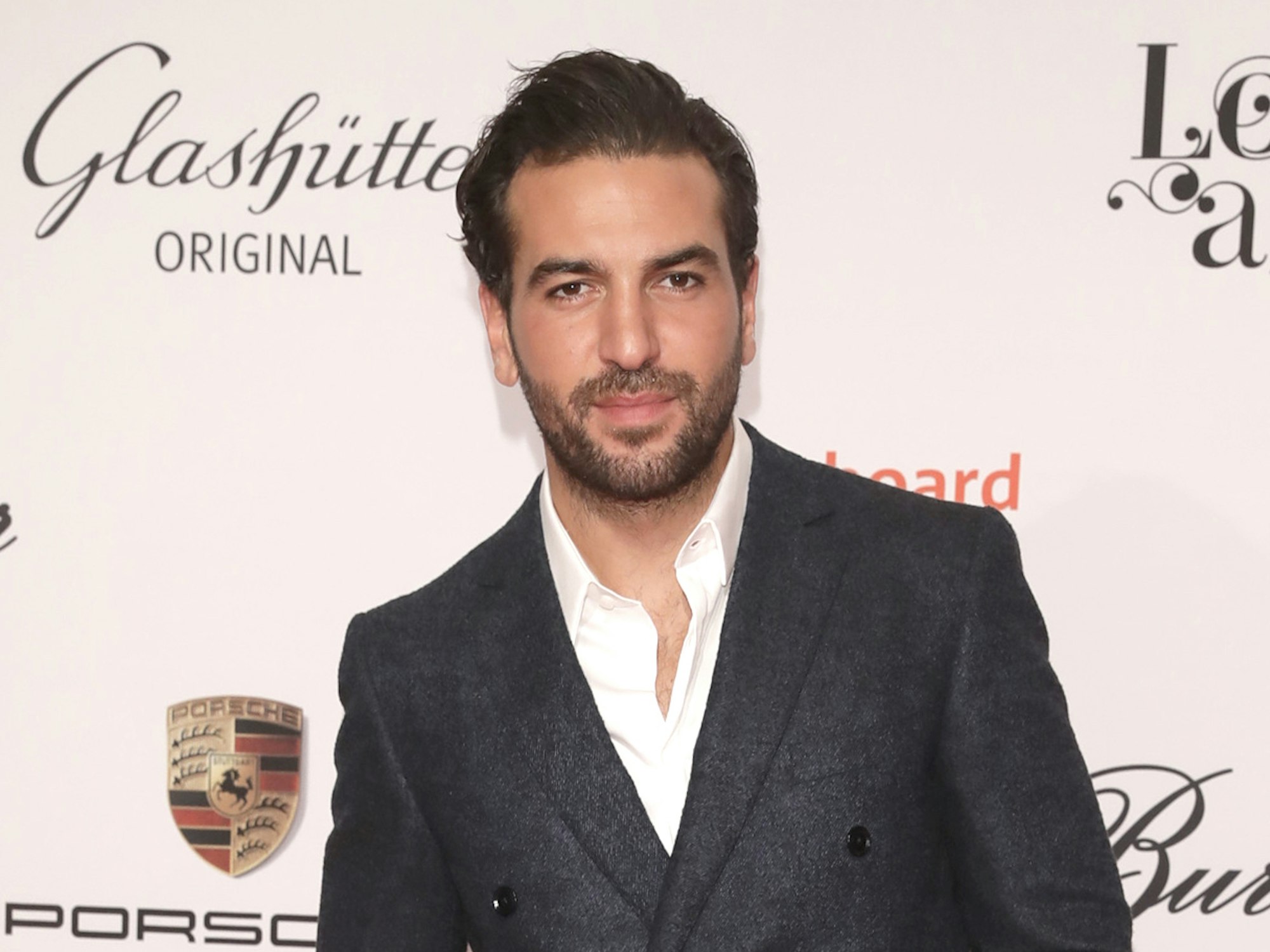 Elyas M'Barek lächelt in die Kamera.