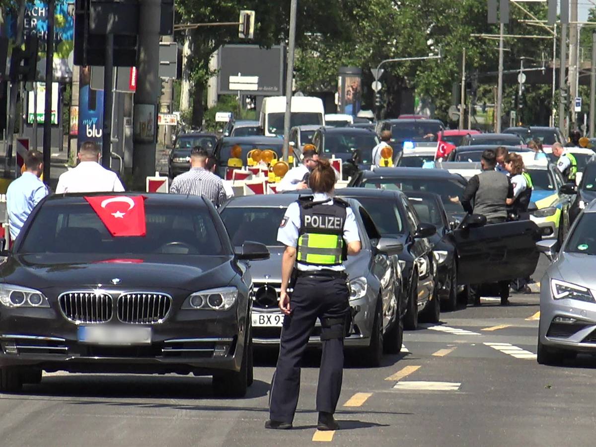 Hochzeitskorso unterwegs: In Düren ist es durch Teilnehmer eines Hochzeitskorsos zur Nötigung im Starßenverkehr gekommen, die Polizei musste einschreiten. Das Archivbild wurde 2019 in NRW geschossen.