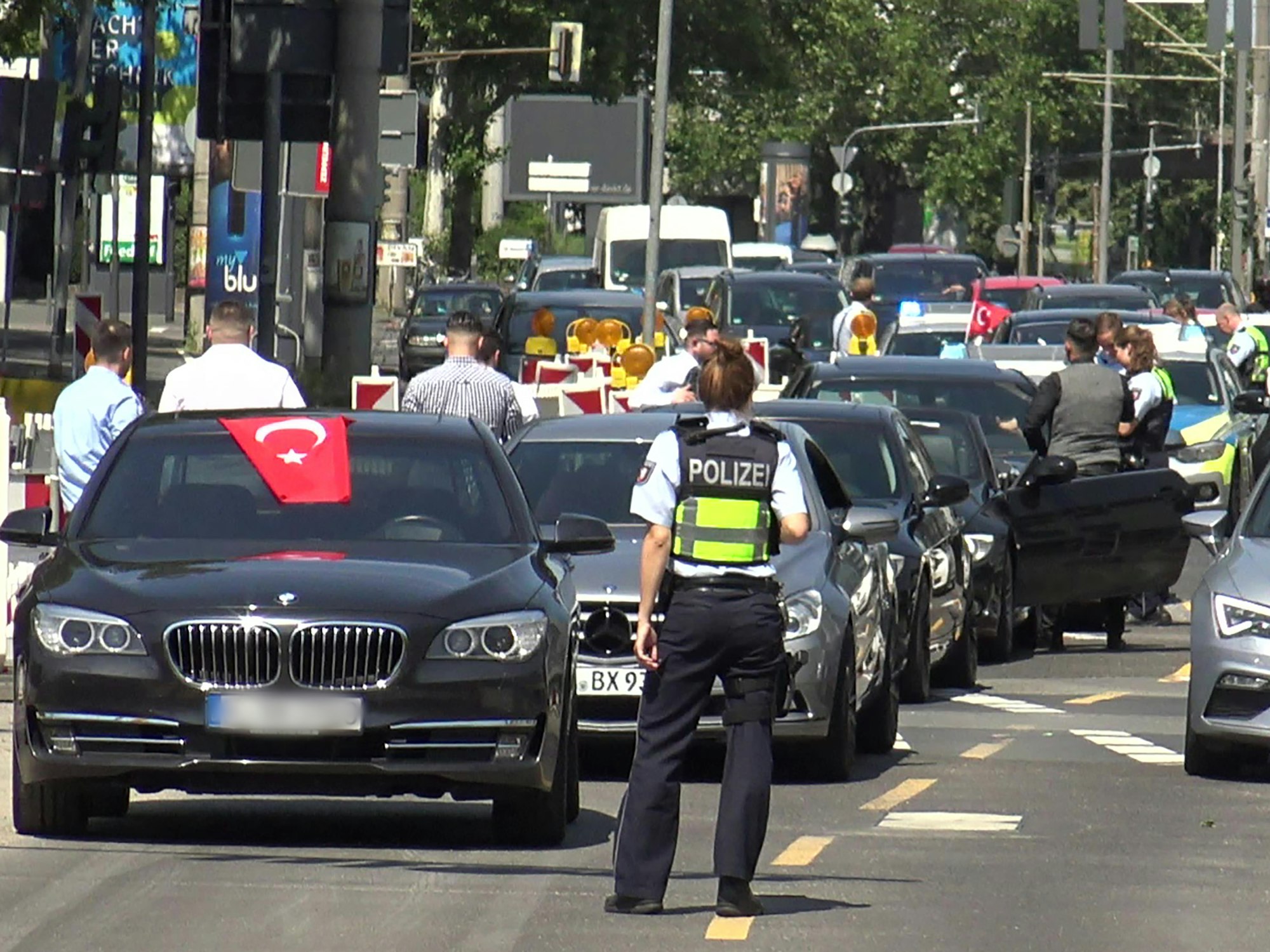 Hochzeitskorso unterwegs: In Düren ist es durch Teilnehmer eines Hochzeitskorsos zur Nötigung im Starßenverkehr gekommen, die Polizei musste einschreiten. Das Archivbild wurde 2019 in NRW geschossen.