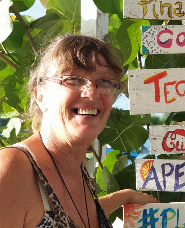 Goodbye Deutschland: Sonja Schröter steht mit ihrer Tochter Nena neben einer Palme, an welcher eine Cocktailkarte genagelt ist.