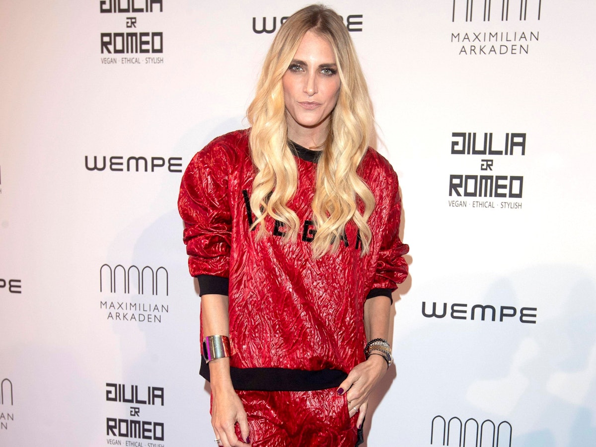 Anna Kraft posiert auf dem Roten Teppich.