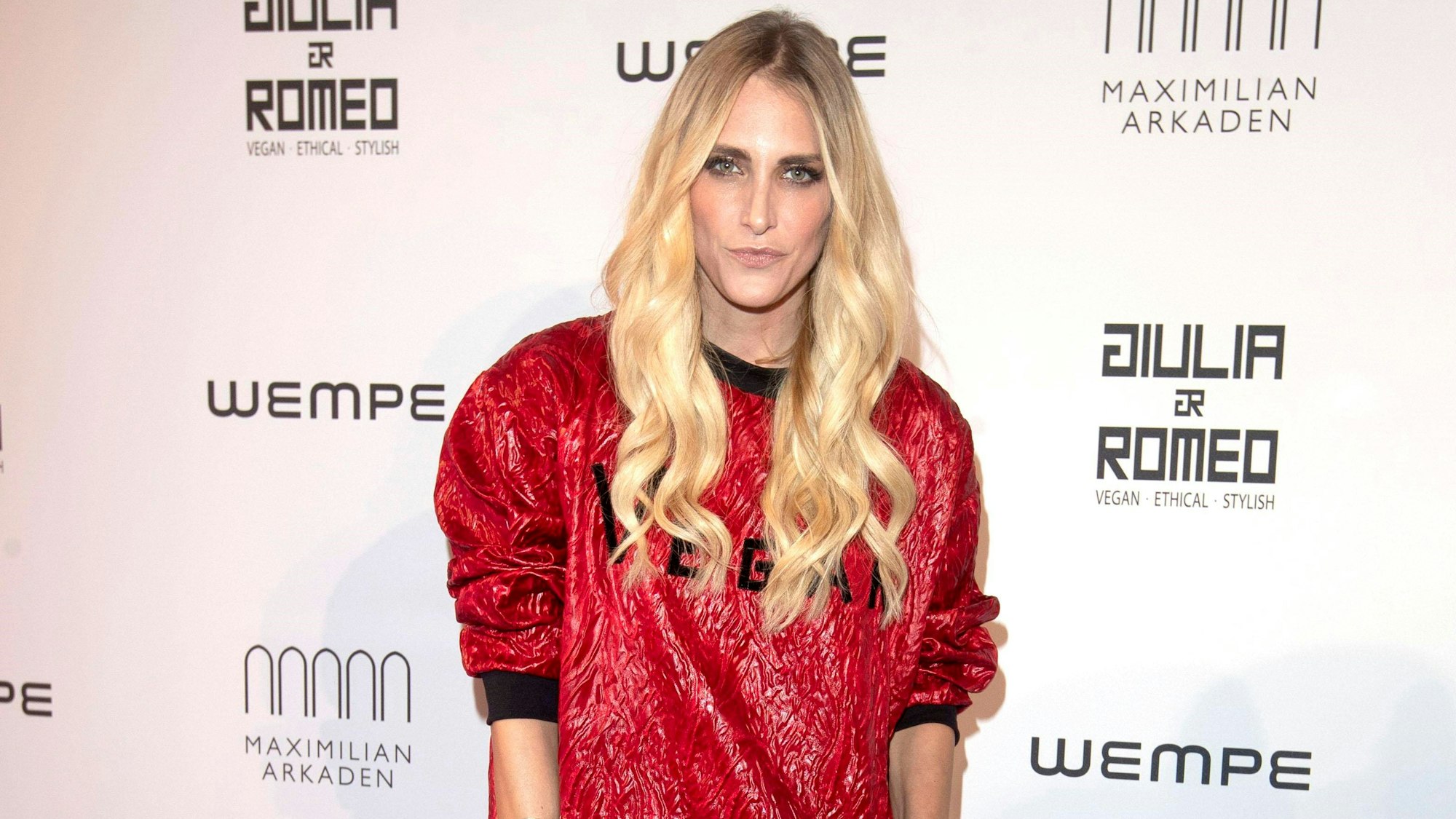 Anna Kraft posiert auf dem Roten Teppich.