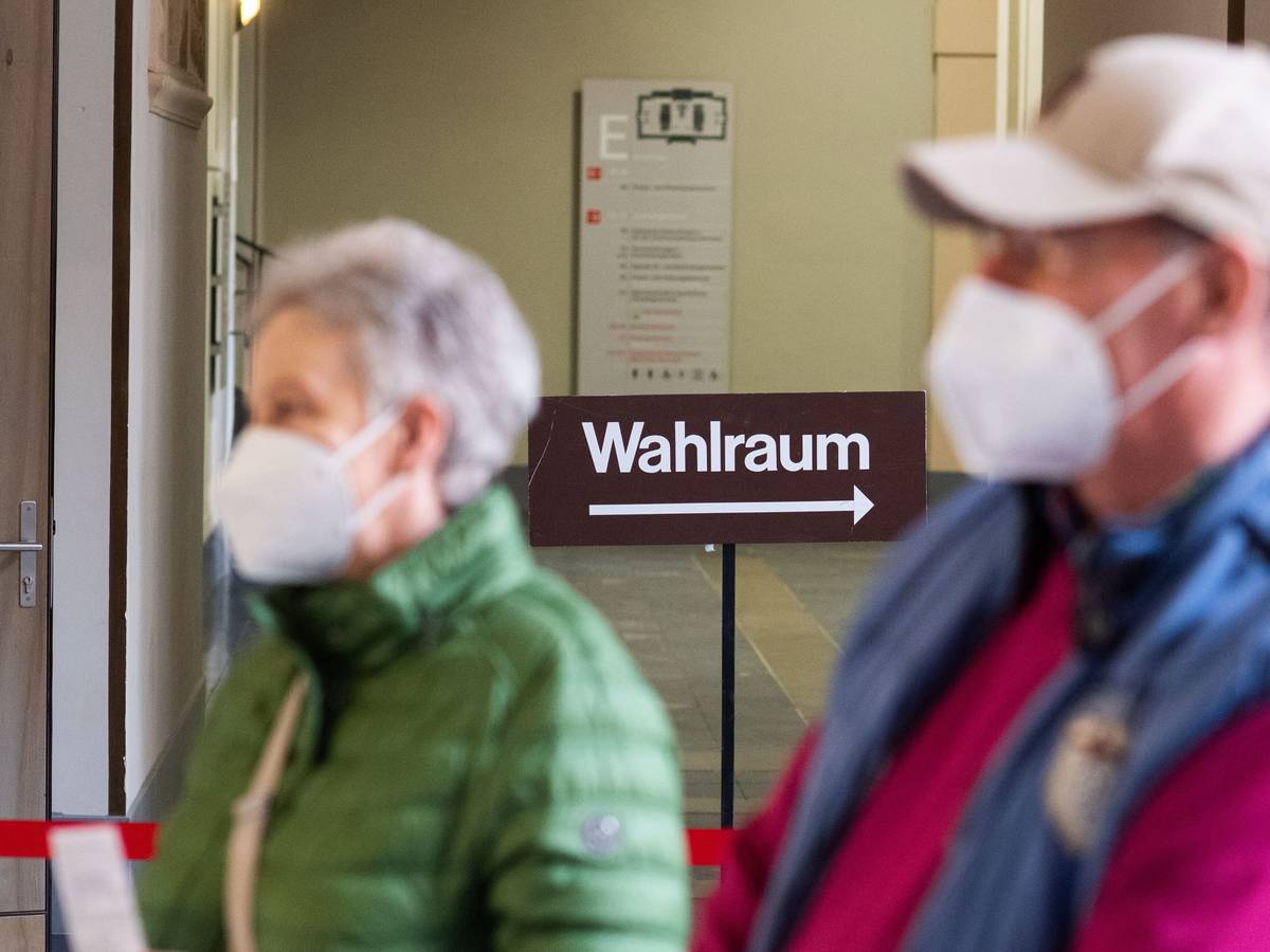 Ein Schild „Wahlraum“ steht im Neuen Rathaus Hannover, während ein Paar auf die Aushändigung der Wahlunterlagen wartet. In vielen niedersächsischen Kommunen öffnen ab Montag die Briefwahlstellen, in denen Wahlberechtigte ihre Briefwahlunterlagen für die Bundestagswahl und Kommunalwahlen abholen können.