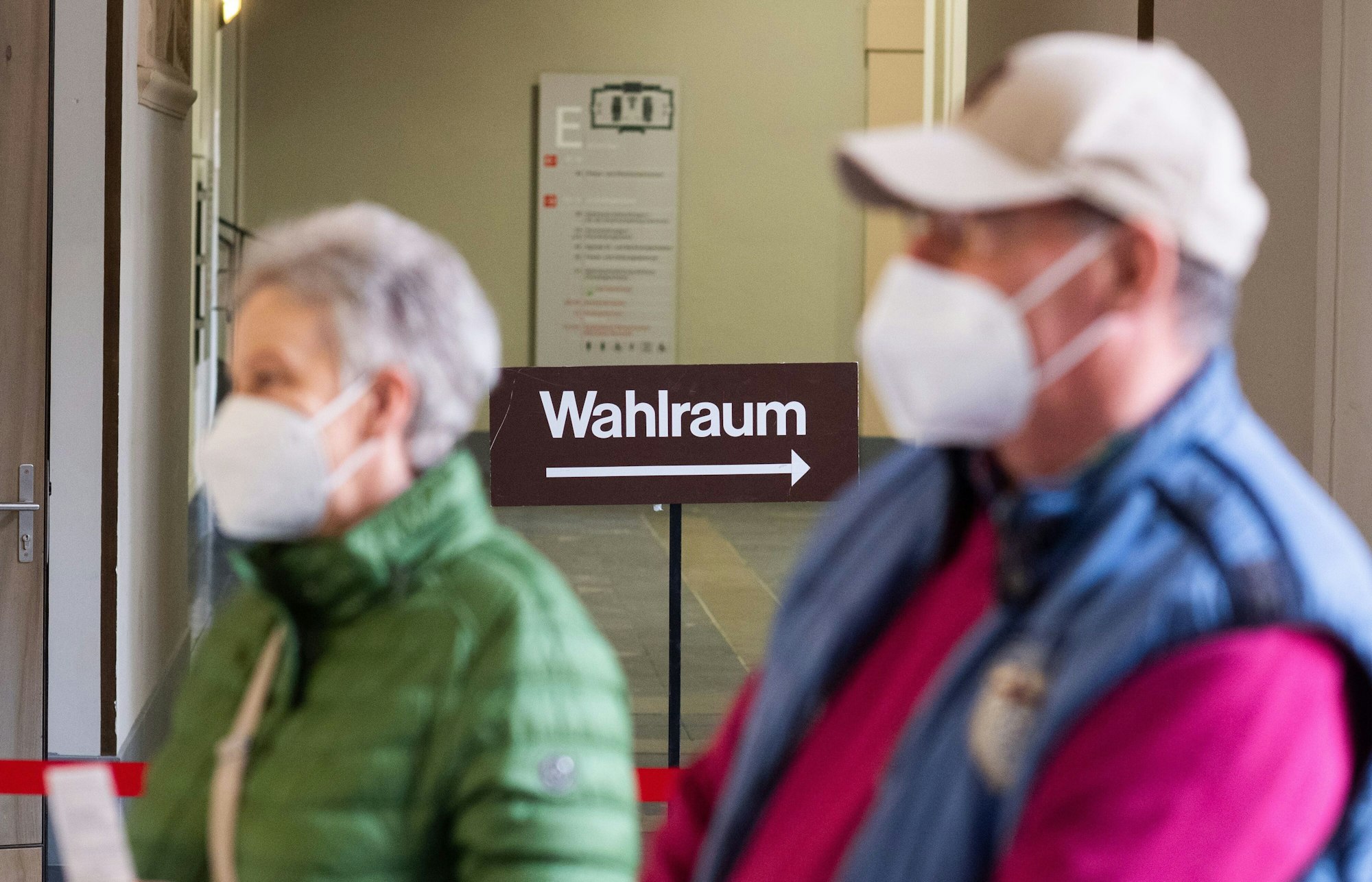 Ein Schild „Wahlraum“ steht im Neuen Rathaus Hannover, während ein Paar auf die Aushändigung der Wahlunterlagen wartet. In vielen niedersächsischen Kommunen öffnen ab Montag die Briefwahlstellen, in denen Wahlberechtigte ihre Briefwahlunterlagen für die Bundestagswahl und Kommunalwahlen abholen können.