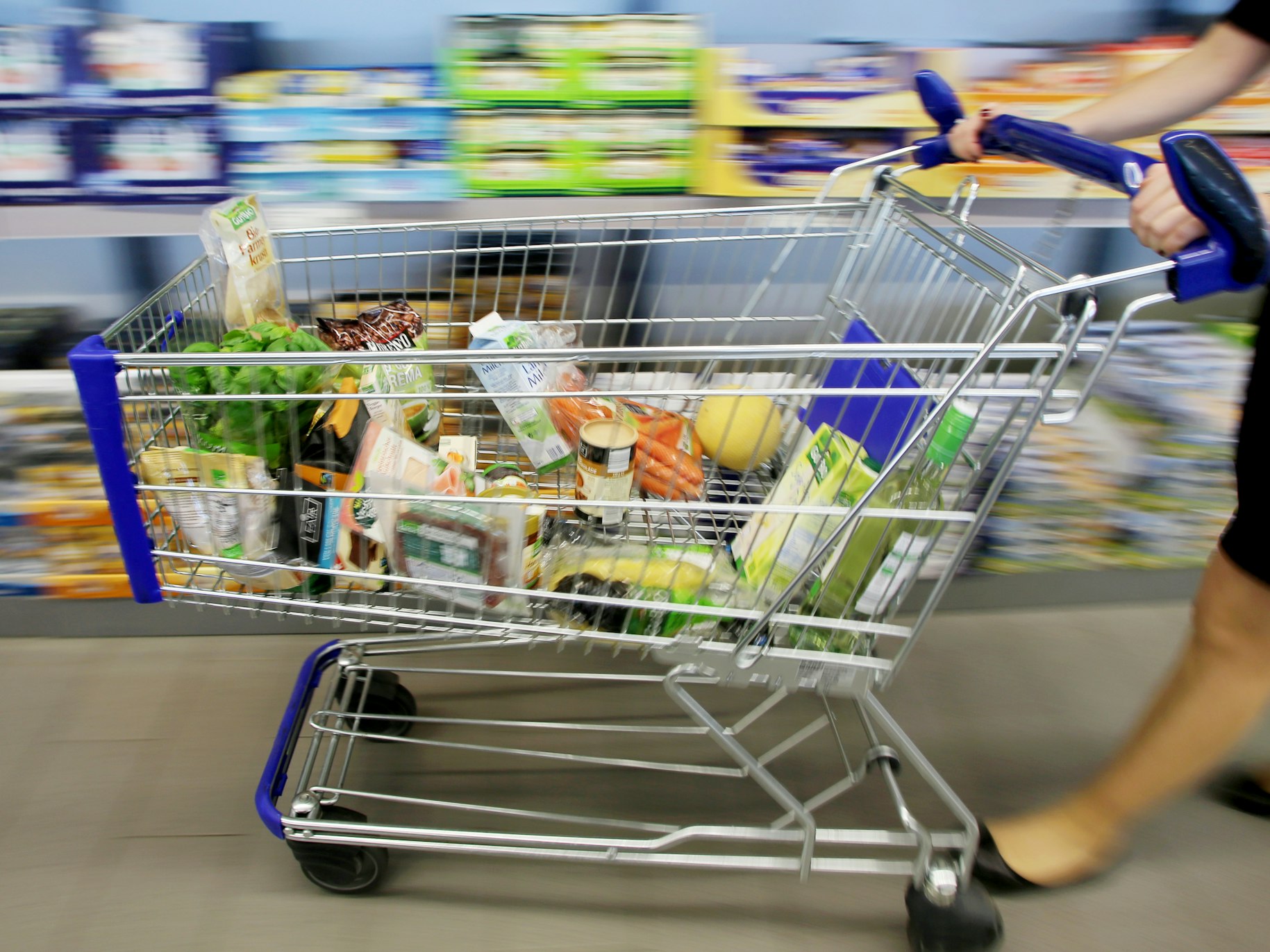 Unser Symbolbild zeigt einen gefüllten Einkaufswagen in einem Discounter: Getrocknete Feigen wurden jetzt wegen Schimmelpilzgiften zurückgerufen.
