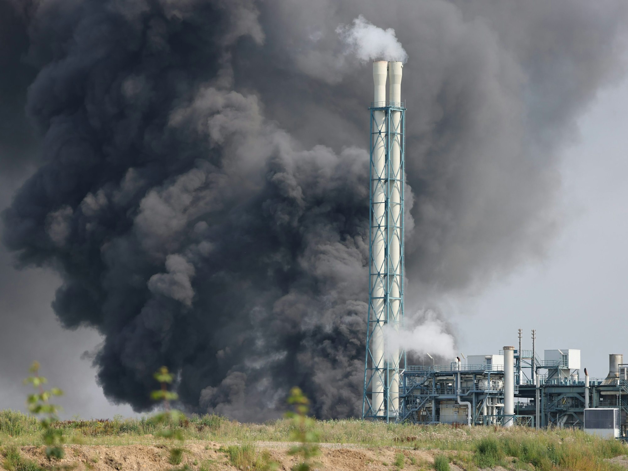 Eine dunkle Rauchwolke stieg am 27. Juli über dem Chempark nach der Explosion auf, sieben Menschen starben. Eine chemische Reaktion des Abfalls könnte die Explosion ausgelöst haben.