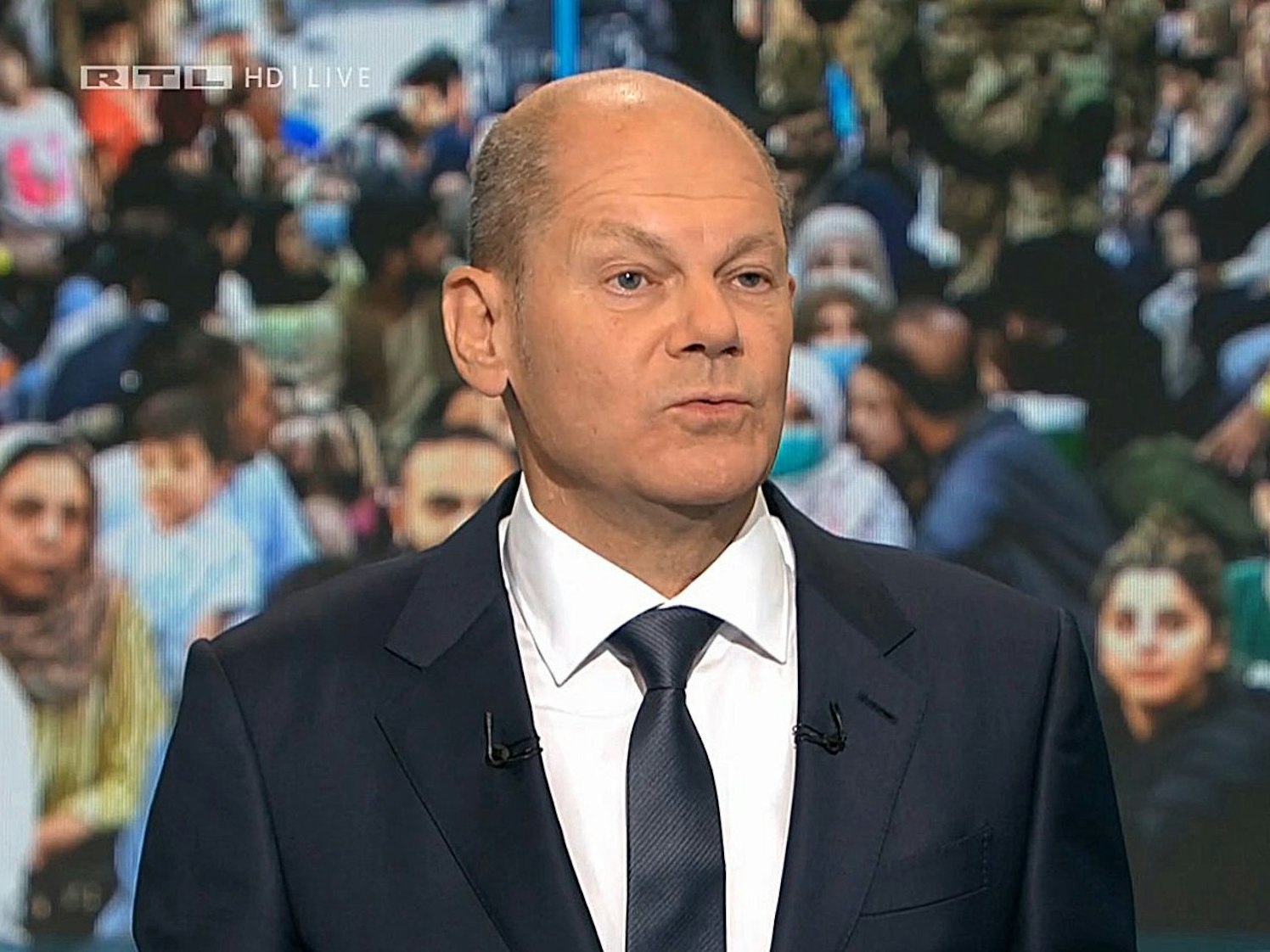 Kanzlerkandidat Olaf Scholz (SPD) steht bei der Sendung im Fernseh-Studio in Berlin-Adlershof.