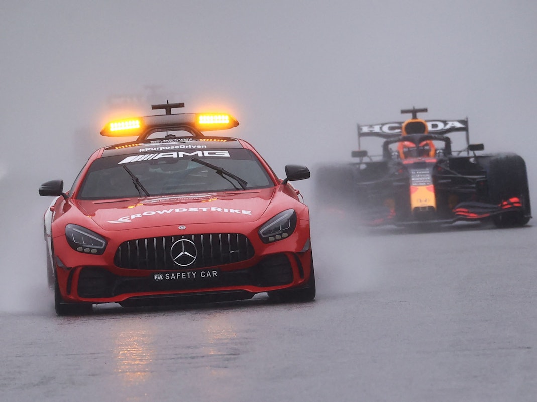 Max Verstappen fährt beim Belgien-Rennen der Formel 1 hinter dem Safety Car.