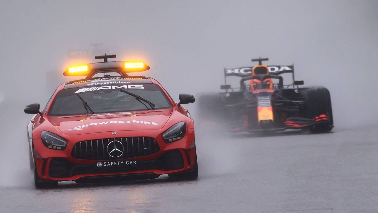 Max Verstappen fährt beim Belgien-Rennen der Formel 1 hinter dem Safety Car.