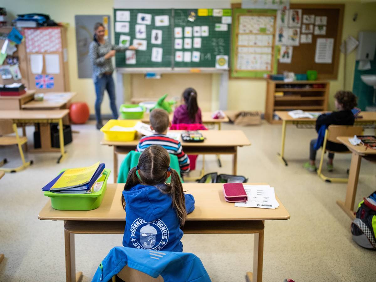 Schülerinnen und Schüler der Klasse1c der Eichendorff-Grundschule in Meerbusch (NRW) sitzen am 9. Juni 2020 mit Abstand in ihrem Klassenraum.
