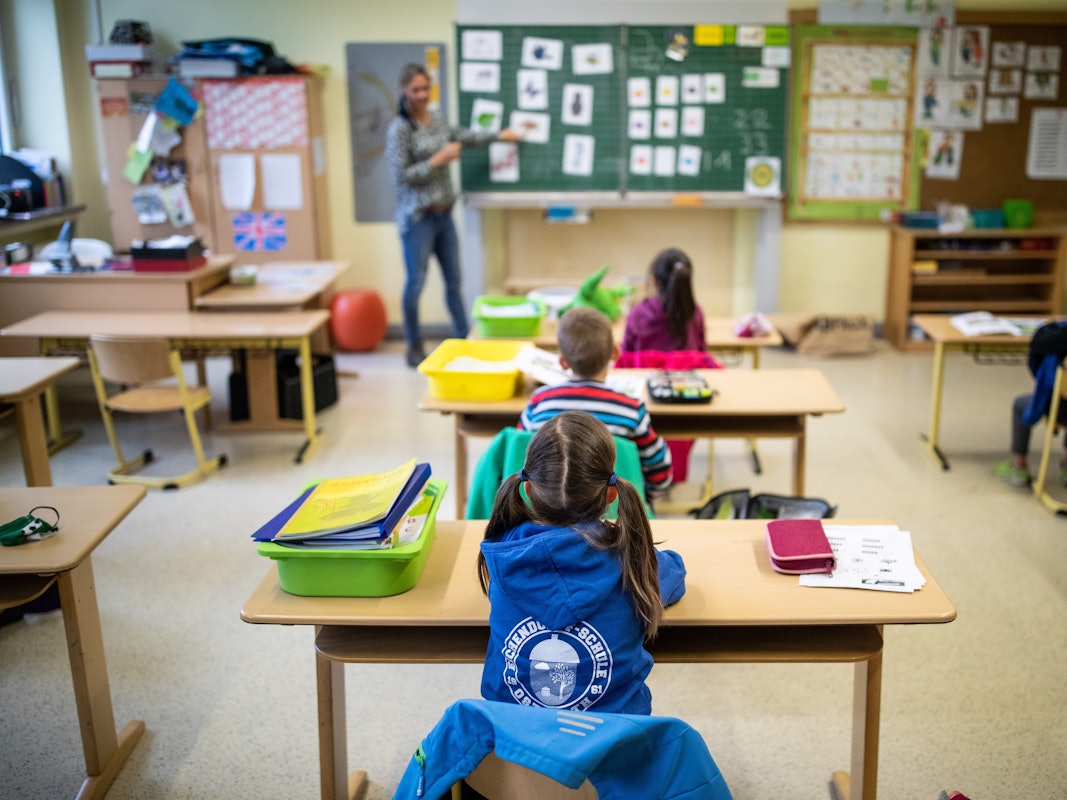 Schülerinnen und Schüler der Klasse1c der Eichendorff-Grundschule in Meerbusch (NRW) sitzen am 9. Juni 2020 mit Abstand in ihrem Klassenraum.