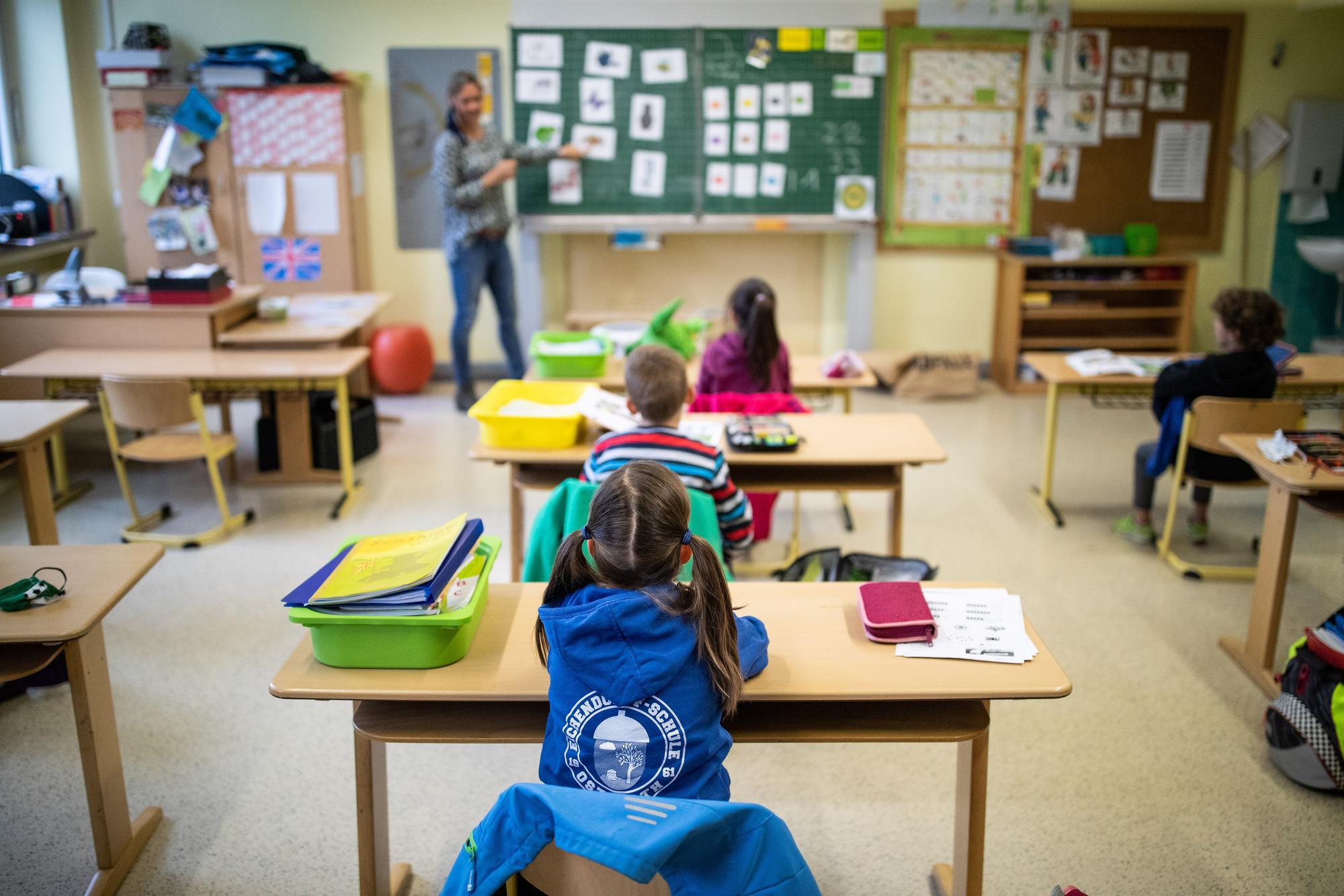 Schülerinnen und Schüler der Klasse1c der Eichendorff-Grundschule in Meerbusch (NRW) sitzen am 9. Juni 2020 mit Abstand in ihrem Klassenraum.