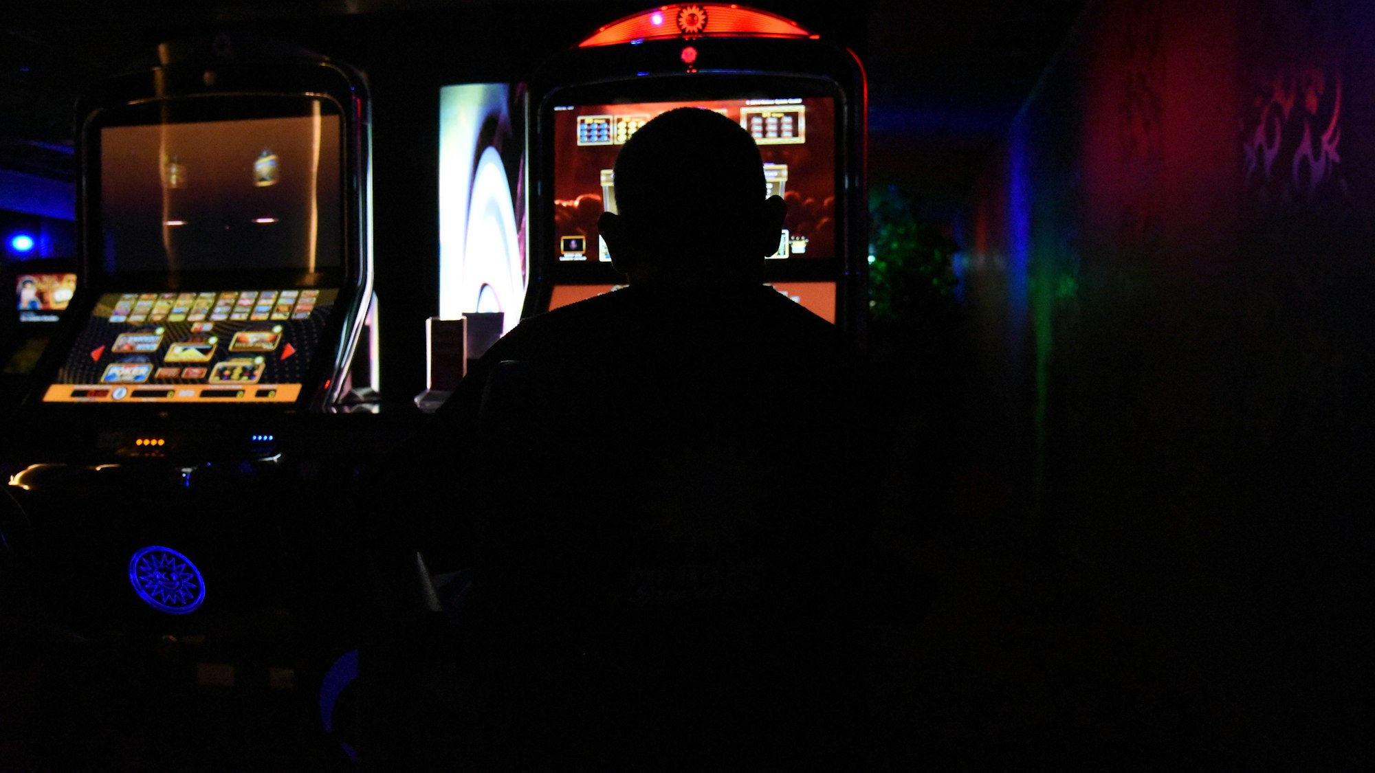 Mann sitzt vor einem Automaten in einer Spielhalle am 19.12.2017 in München.