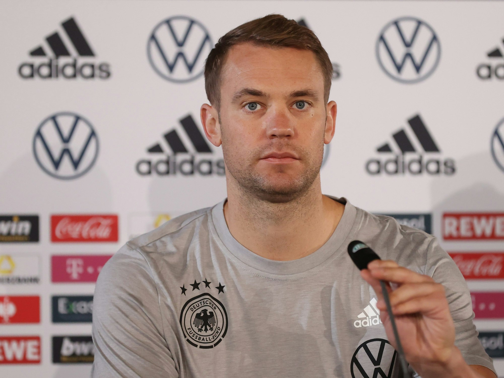 Manuel Neuer spricht in Stuttgart bei der Pressekonferenz der Nationalmannschaft.