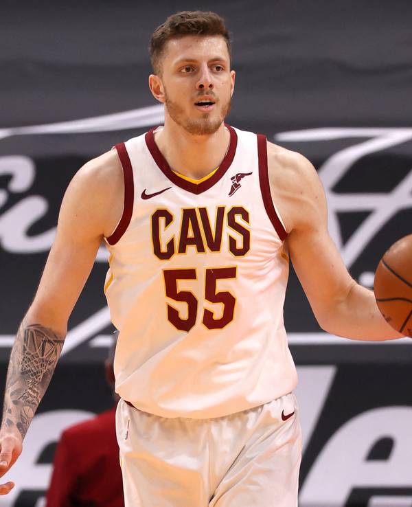 Isaiah Hartensteinn hält im Trikot der Cleveland Cavaliers den Ball in der Hand.