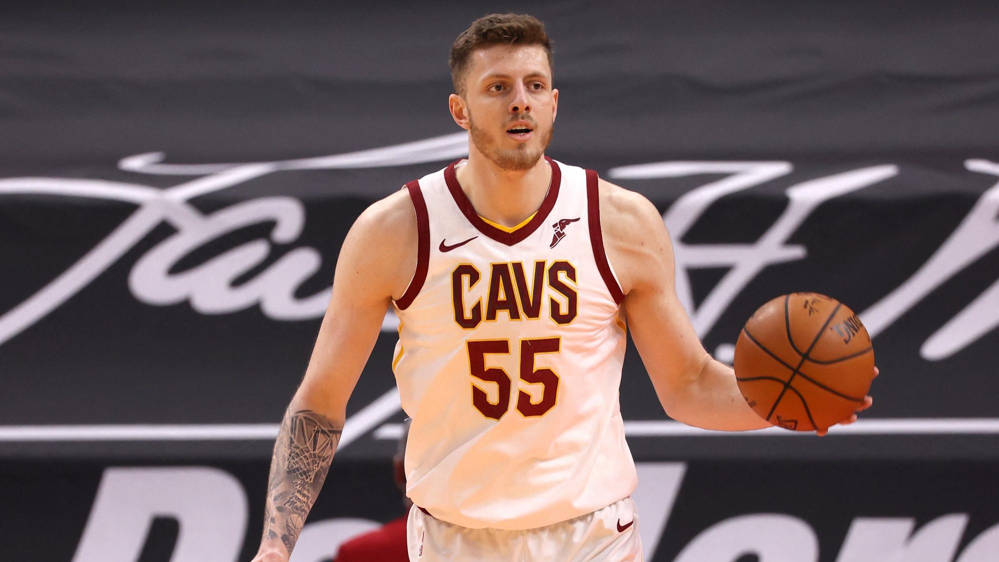 Isaiah Hartensteinn hält im Trikot der Cleveland Cavaliers den Ball in der Hand.