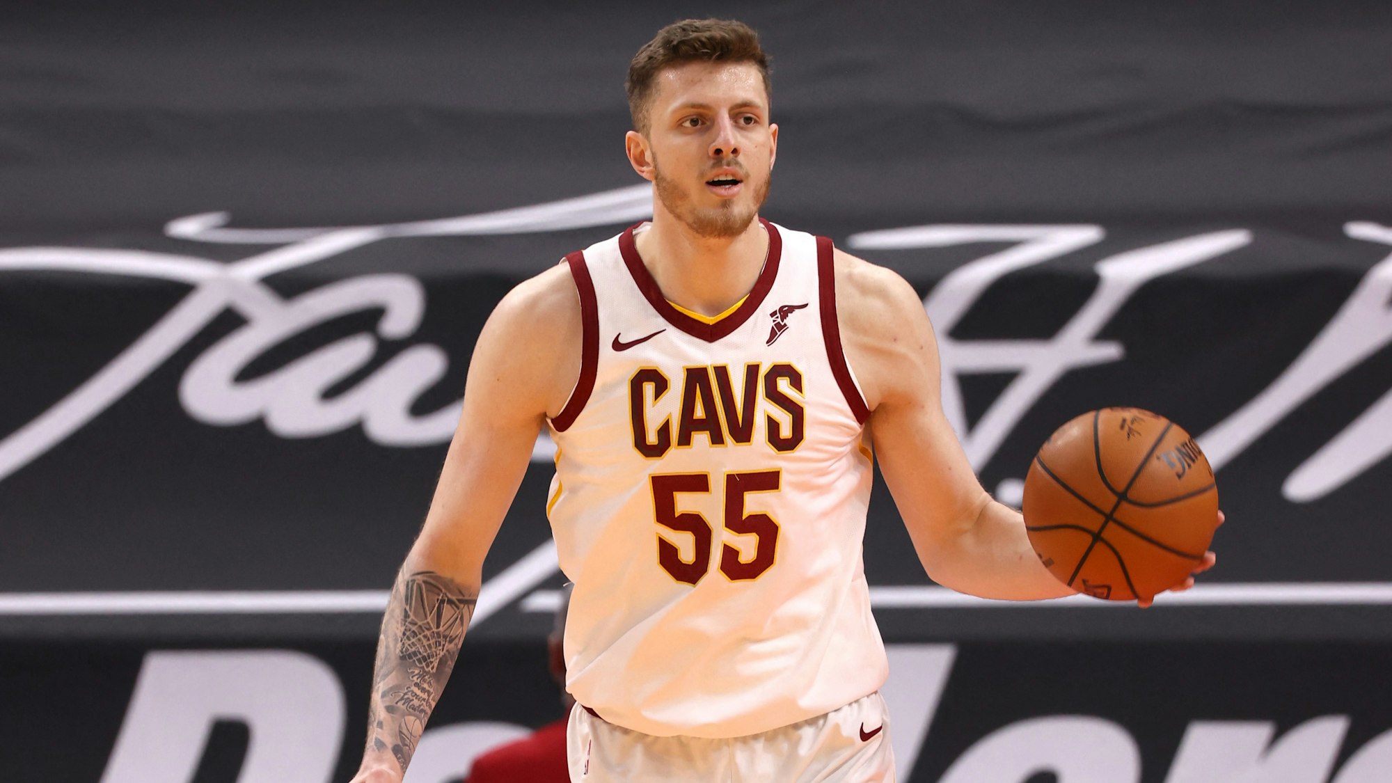 Isaiah Hartensteinn hält im Trikot der Cleveland Cavaliers den Ball in der Hand.