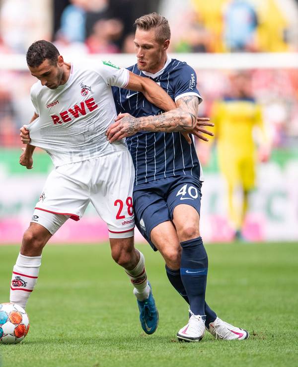 Kölns Ellyes Skhiri (l) und Bochums Sebastian Polter kämpfen um den Ball.