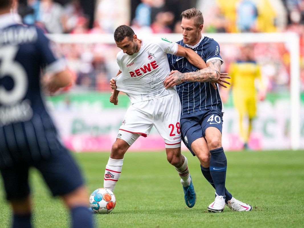 Kölns Ellyes Skhiri (l) und Bochums Sebastian Polter kämpfen um den Ball.