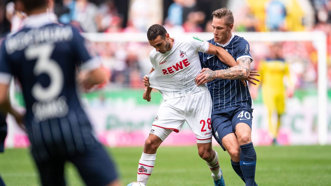 Kölns Ellyes Skhiri (l) und Bochums Sebastian Polter kämpfen um den Ball.