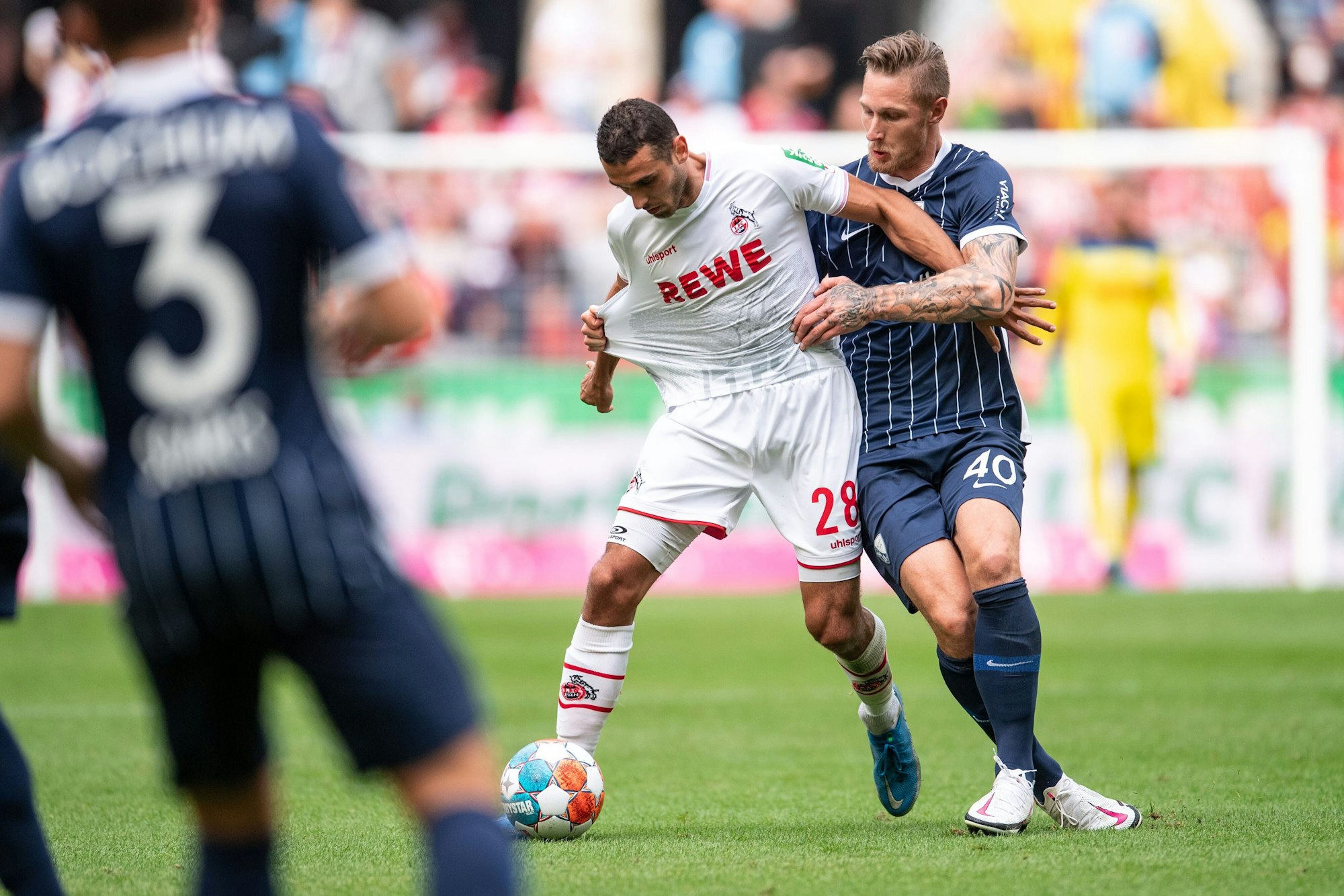 Kölns Ellyes Skhiri (l) und Bochums Sebastian Polter kämpfen um den Ball.