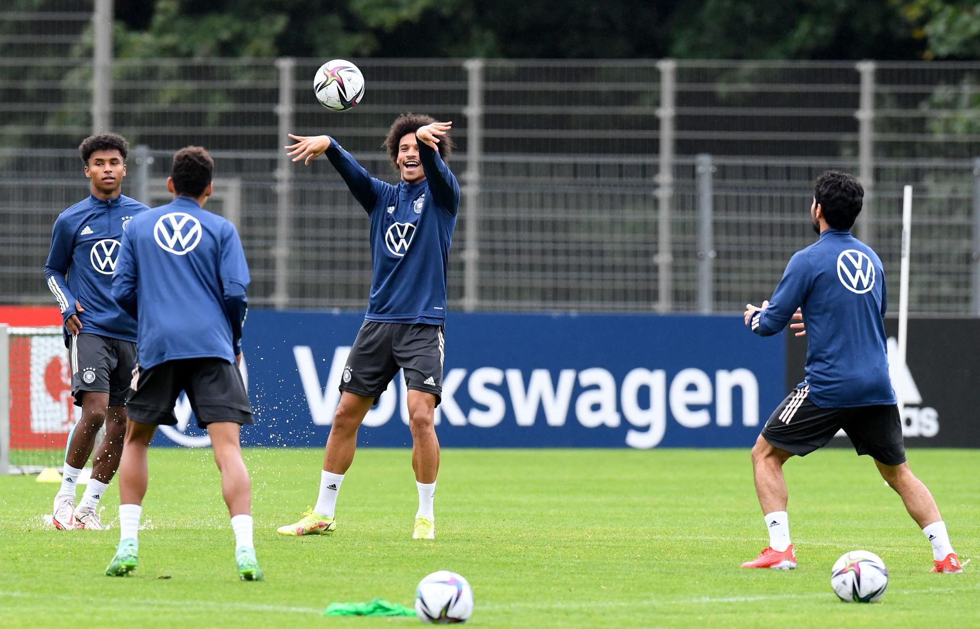 Leroy Sané wirft beim Training der Nationalmannschaft einen Ball.