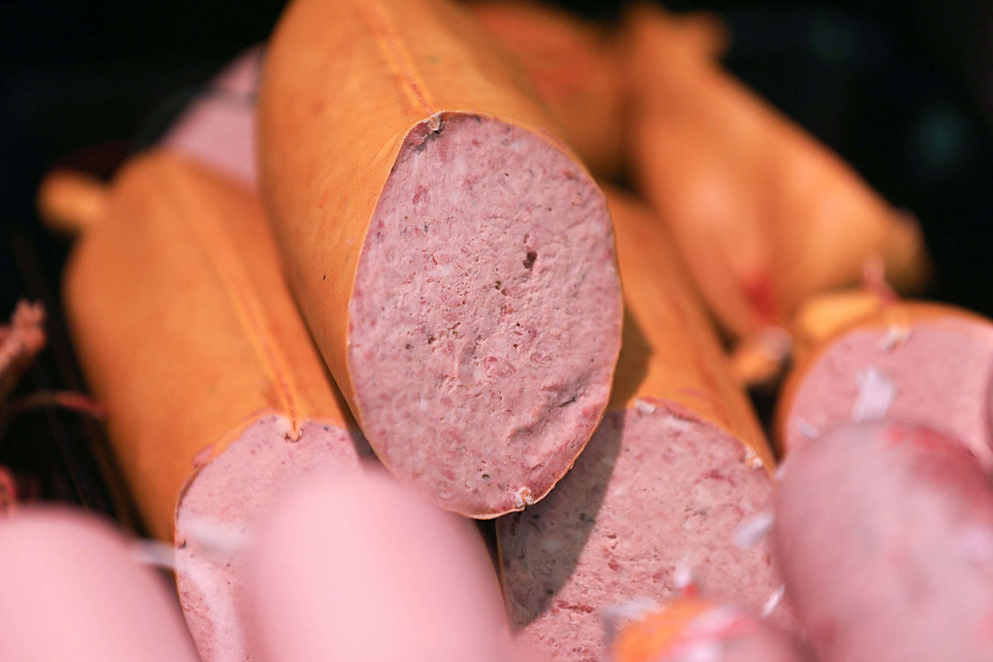 Leberwurst liegt in einer Metzgerei in der Auslage. Eine Stichprobe hat ergeben, dass 70 Prozent der Leberwürste mit Hepatitis-Viren verseucht sind.