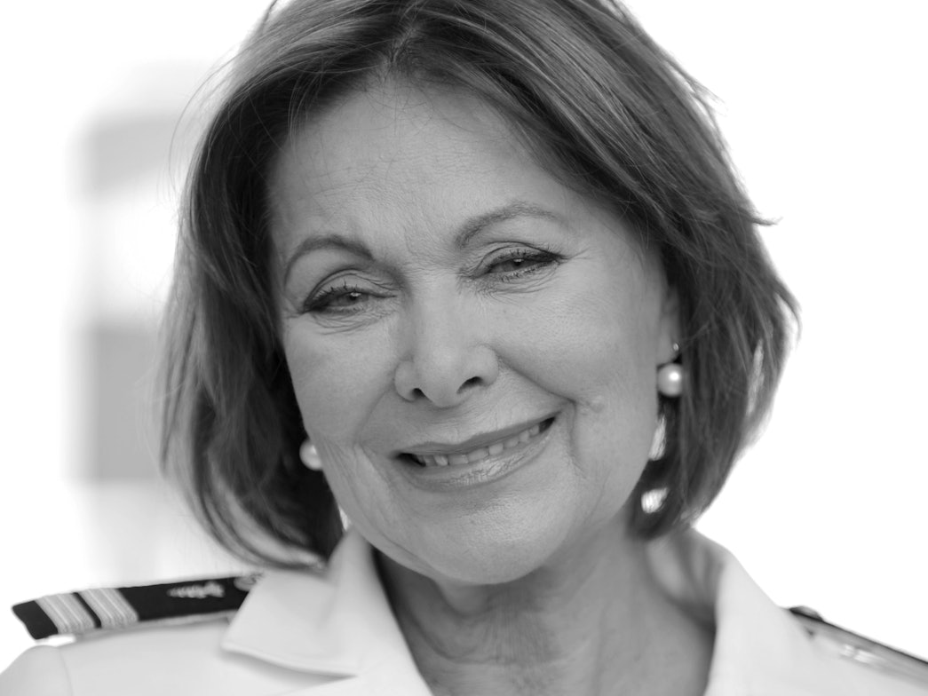 20.08.2011, Hamburg: Die Schauspielerin Heide Keller (als Chefstewardess Beatrice) steht auf dem Pooldeck des Kreuzfahrtschiffes «MS Deutschland» für die Jubiläumsfolge zum 30. Geburtstag der ZDF-Reihe «Das Traumschiff».