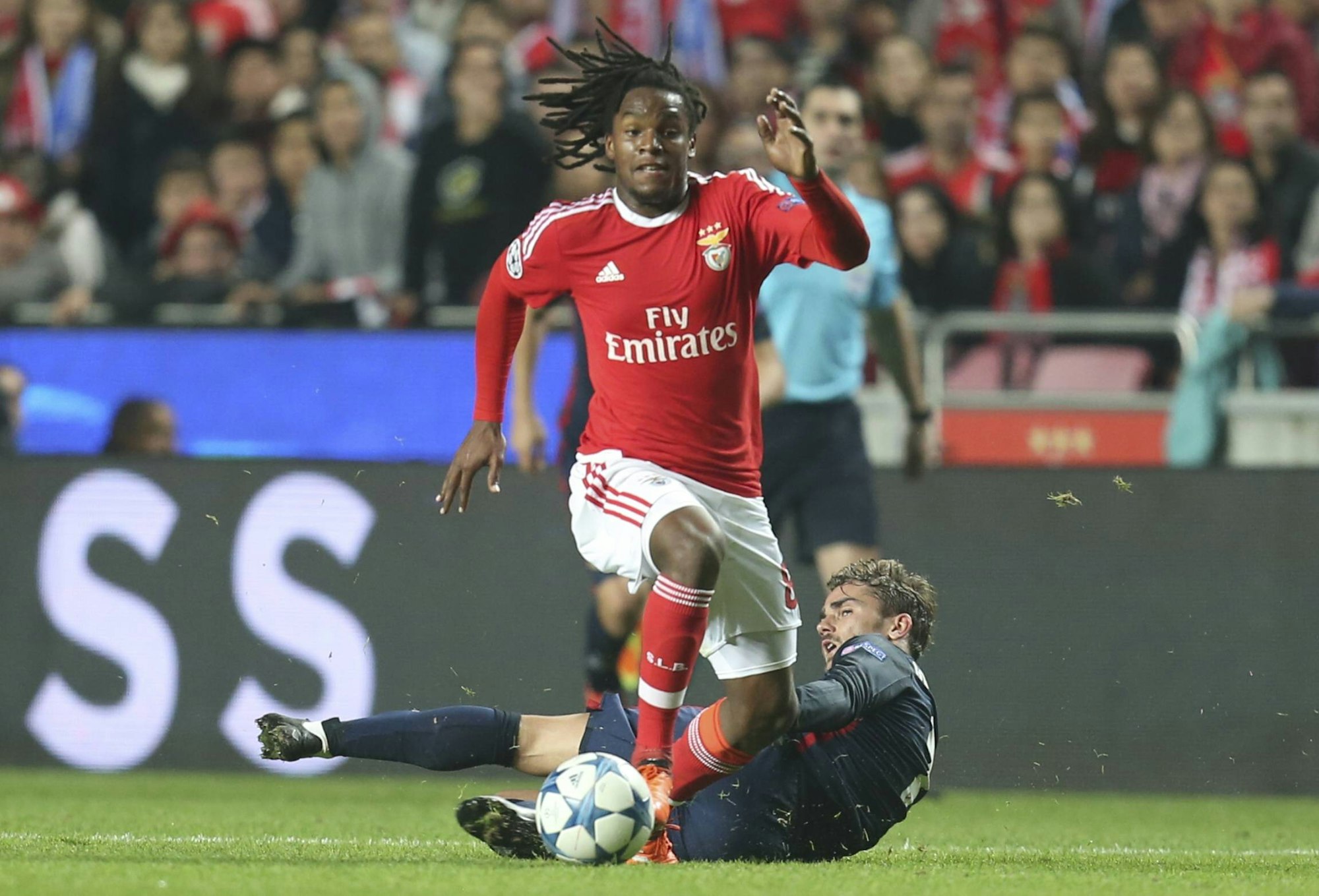 Renato Sanches sprintet mit dem Ball am Fuß an seinem am Boden liegenden Gegenspieler vorbei.