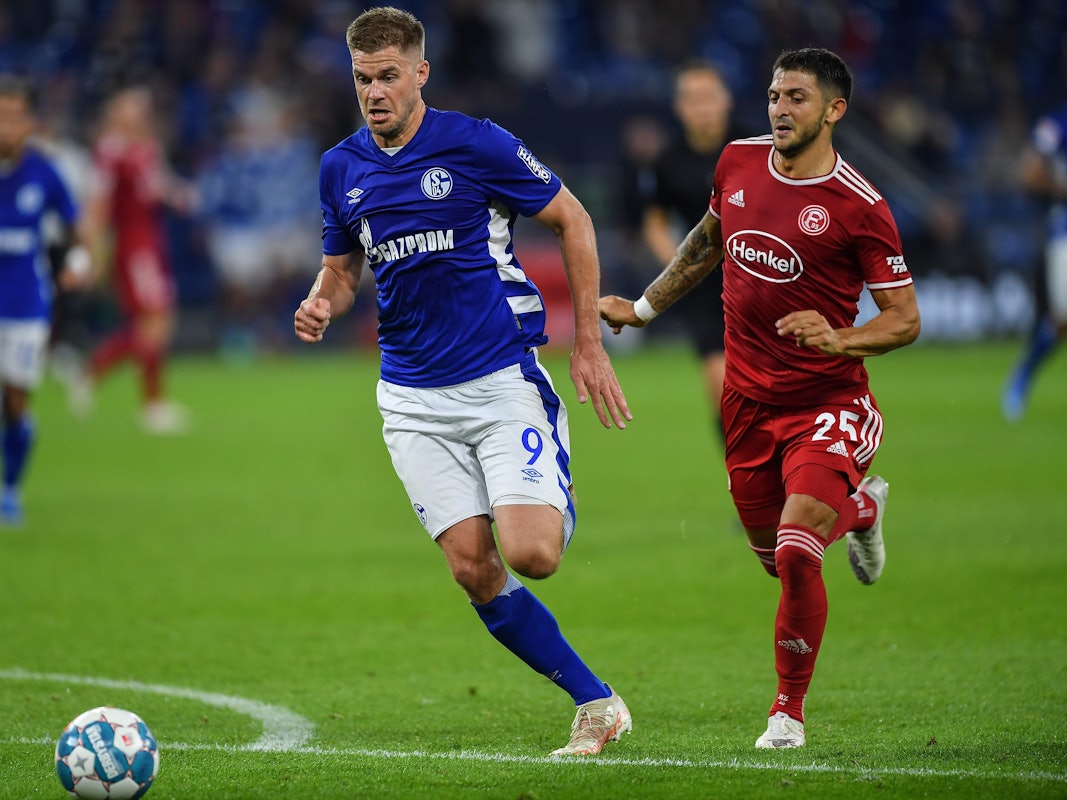 Simon Terodde im Duell mit Matthias Zimmermann.