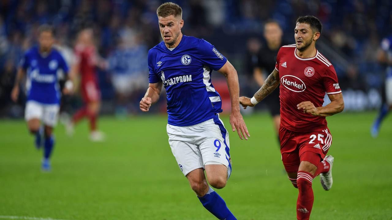 Simon Terodde im Duell mit Matthias Zimmermann.
