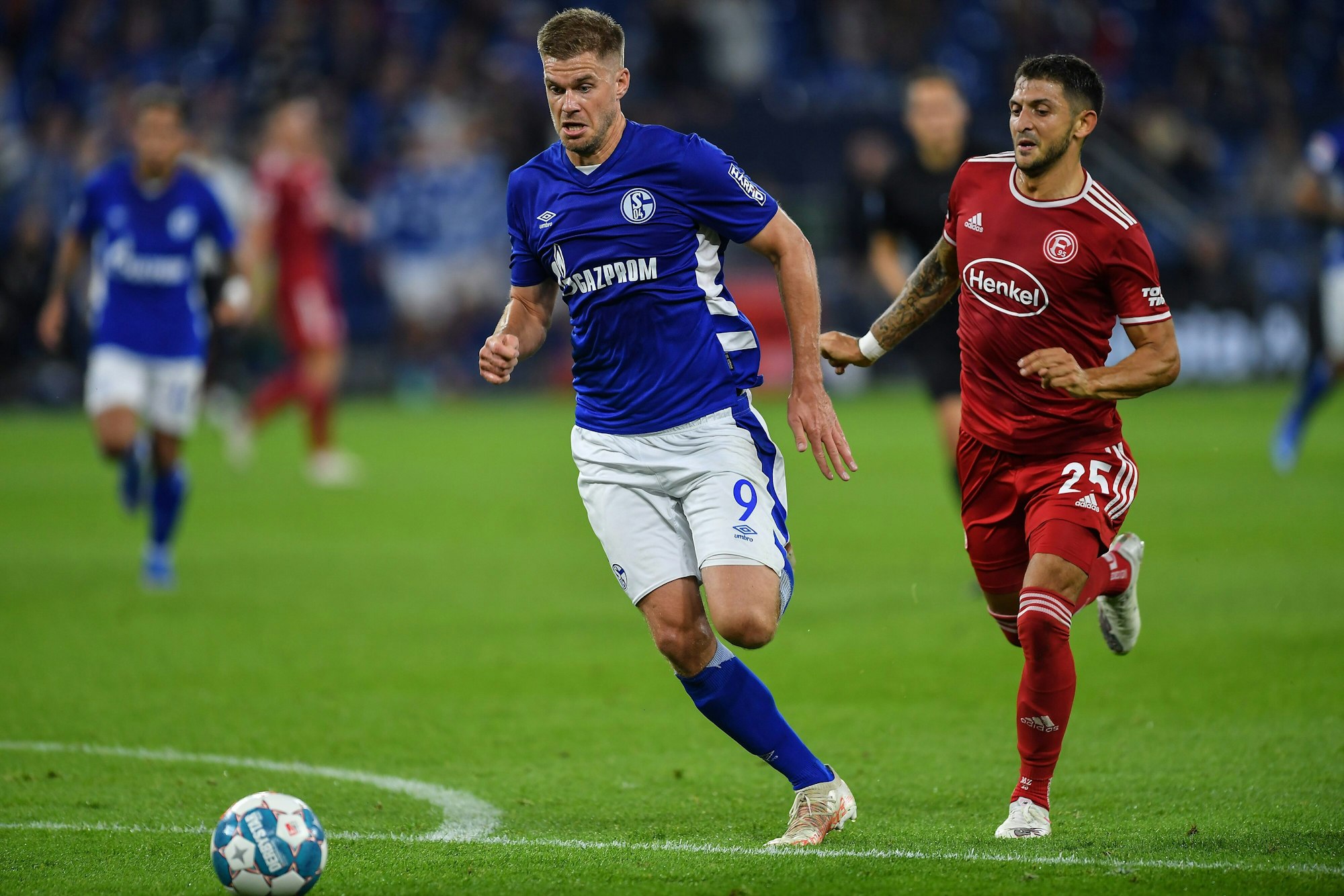 Simon Terodde im Duell mit Matthias Zimmermann.