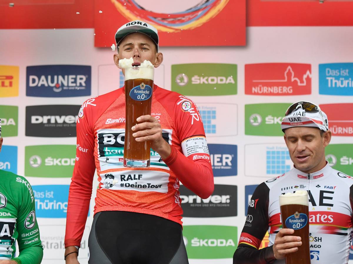 Pascal Ackermann (l-r) aus Deutschland vom Team Bora-Hansgrohe im Grünen Trikot des Sprintbesten, Nils Politt aus Deutschland vom Team Bora-Hansgrohe im Roten Trikot des Gesamtführenden und der Norweger Alexander Kristoff vom UAE Team Emirates stehen nach der Etappe auf dem Podium.