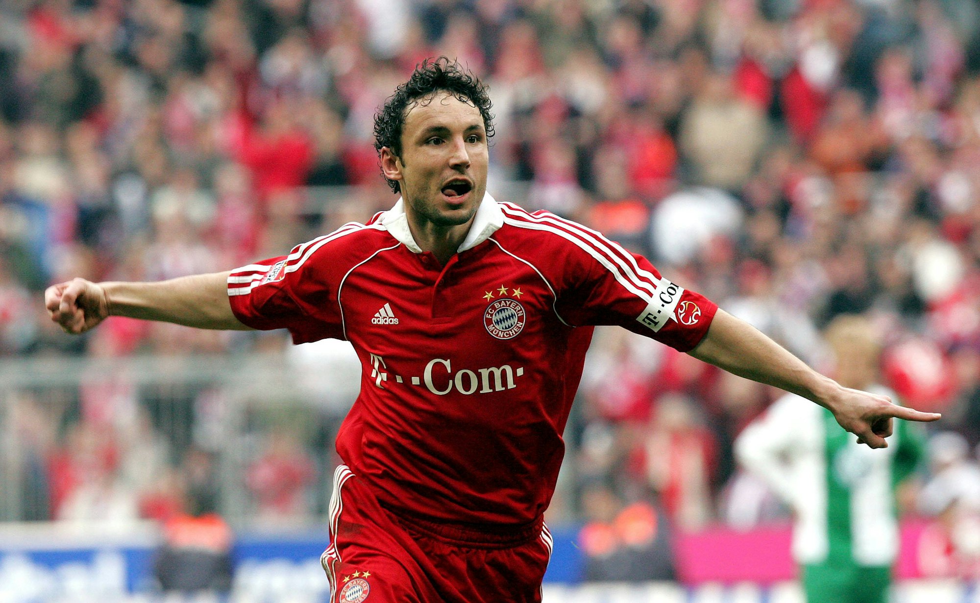 Bayerns Mark van Bommel breitet nach seinem Treffer gegen Wolfsburg die Arme aus.
