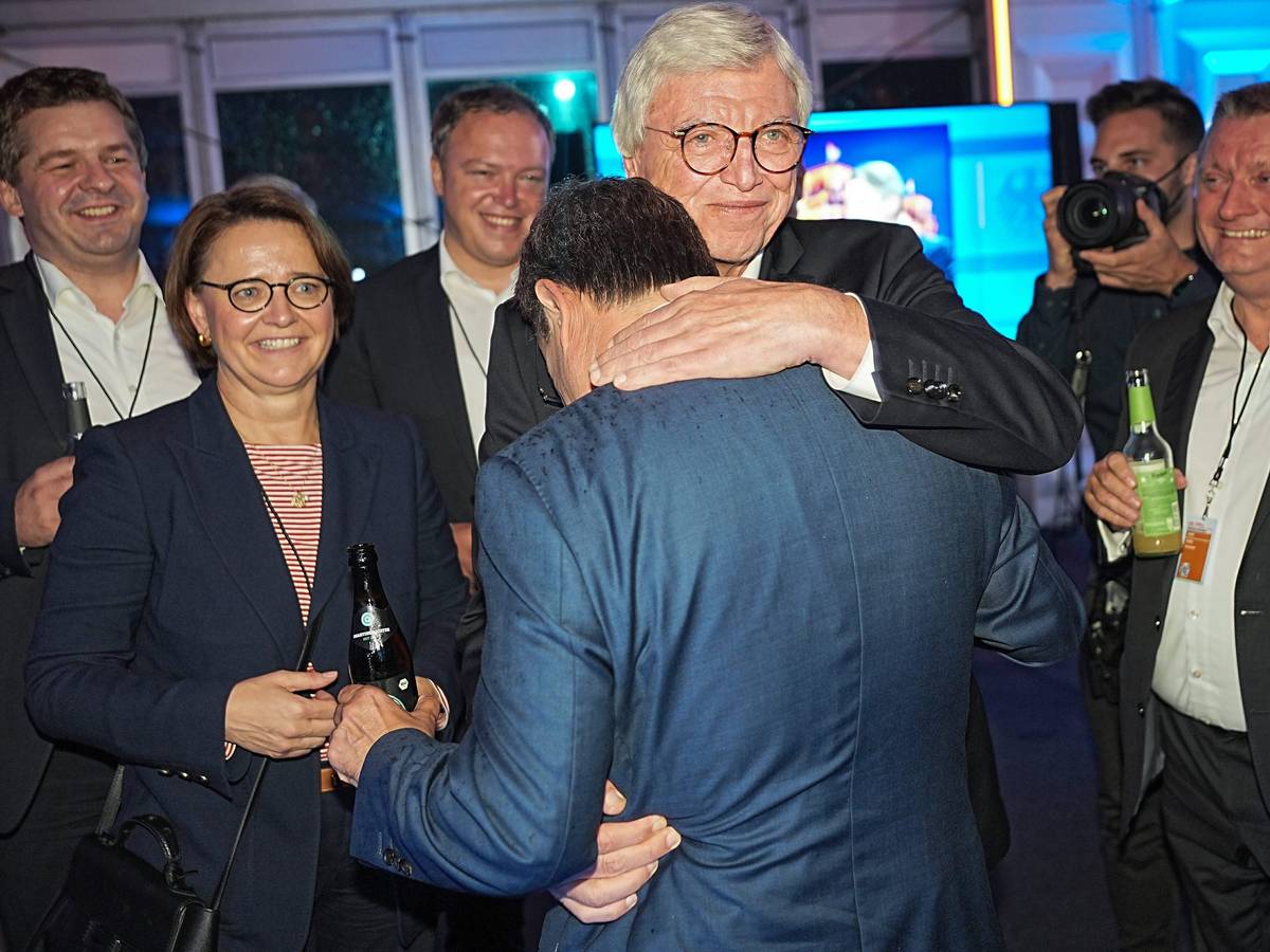 Der hessische Ministerpräsident Volker Bouffier (M) umarmt Kanzlerkandidat Armin Laschet (beide CDU) nach der TV Diskussion am 29.08.2021 . Rechts Hermann Gröhe.