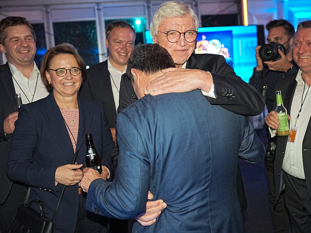 Der hessische Ministerpräsident Volker Bouffier (M) umarmt Kanzlerkandidat Armin Laschet (beide CDU) nach der TV Diskussion am 29.08.2021 . Rechts Hermann Gröhe.
