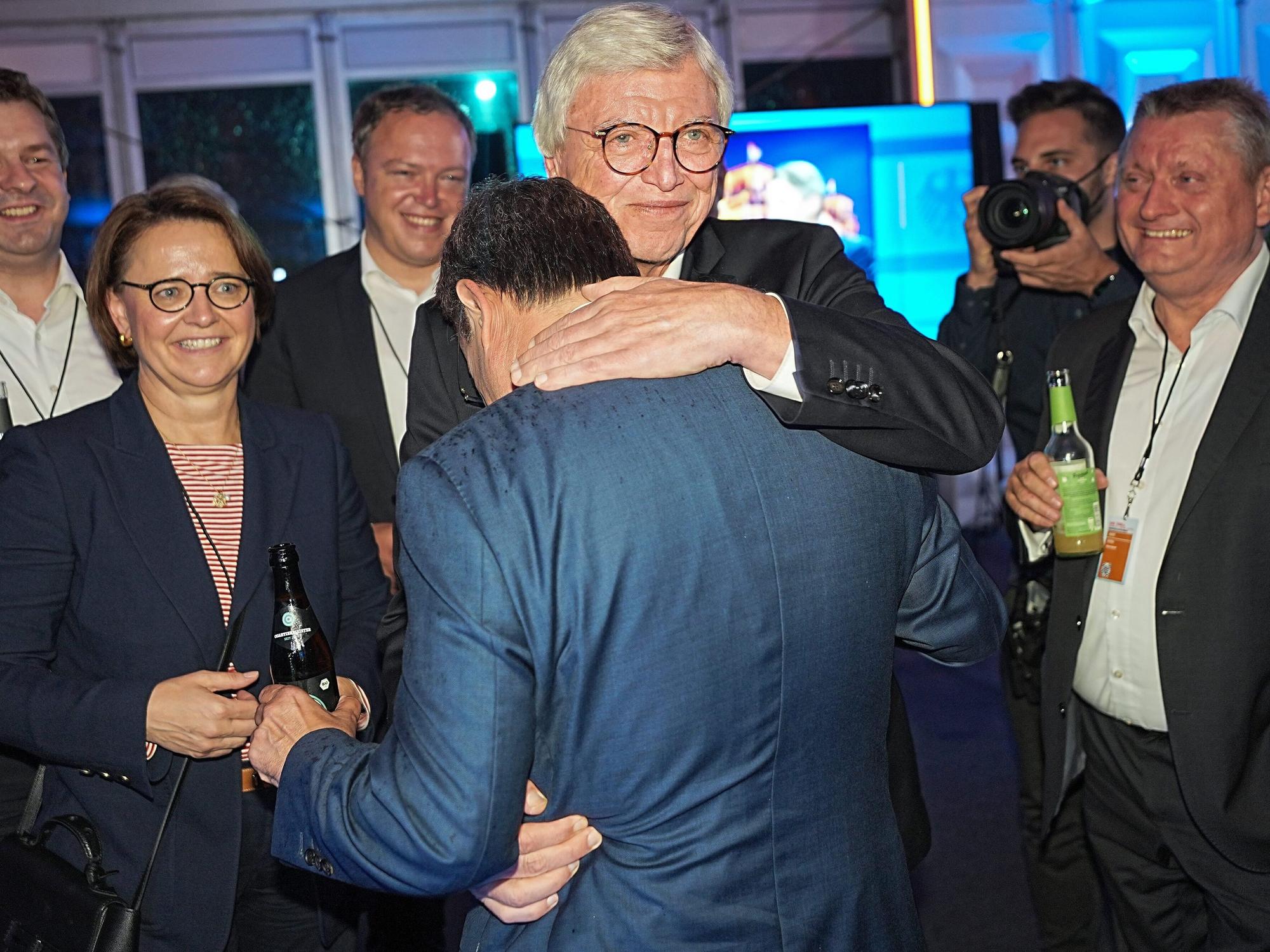 Der hessische Ministerpräsident Volker Bouffier (M) umarmt Kanzlerkandidat Armin Laschet (beide CDU) nach der TV Diskussion am 29.08.2021 . Rechts Hermann Gröhe.