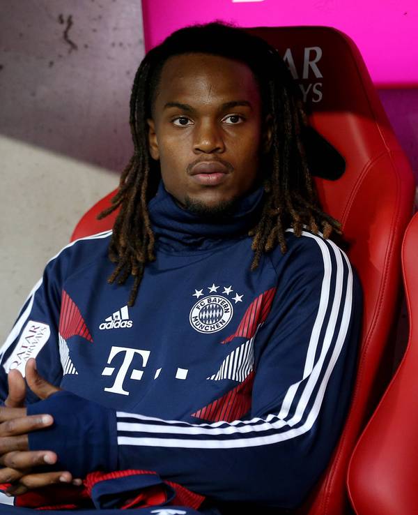Renato Sanches sitzt gegen Gladbach auf der Bank und faltet die Hände.