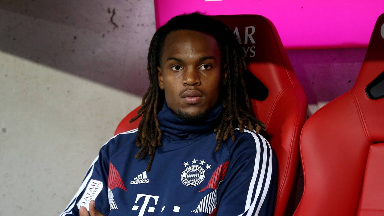 Renato Sanches sitzt gegen Gladbach auf der Bank und faltet die Hände.