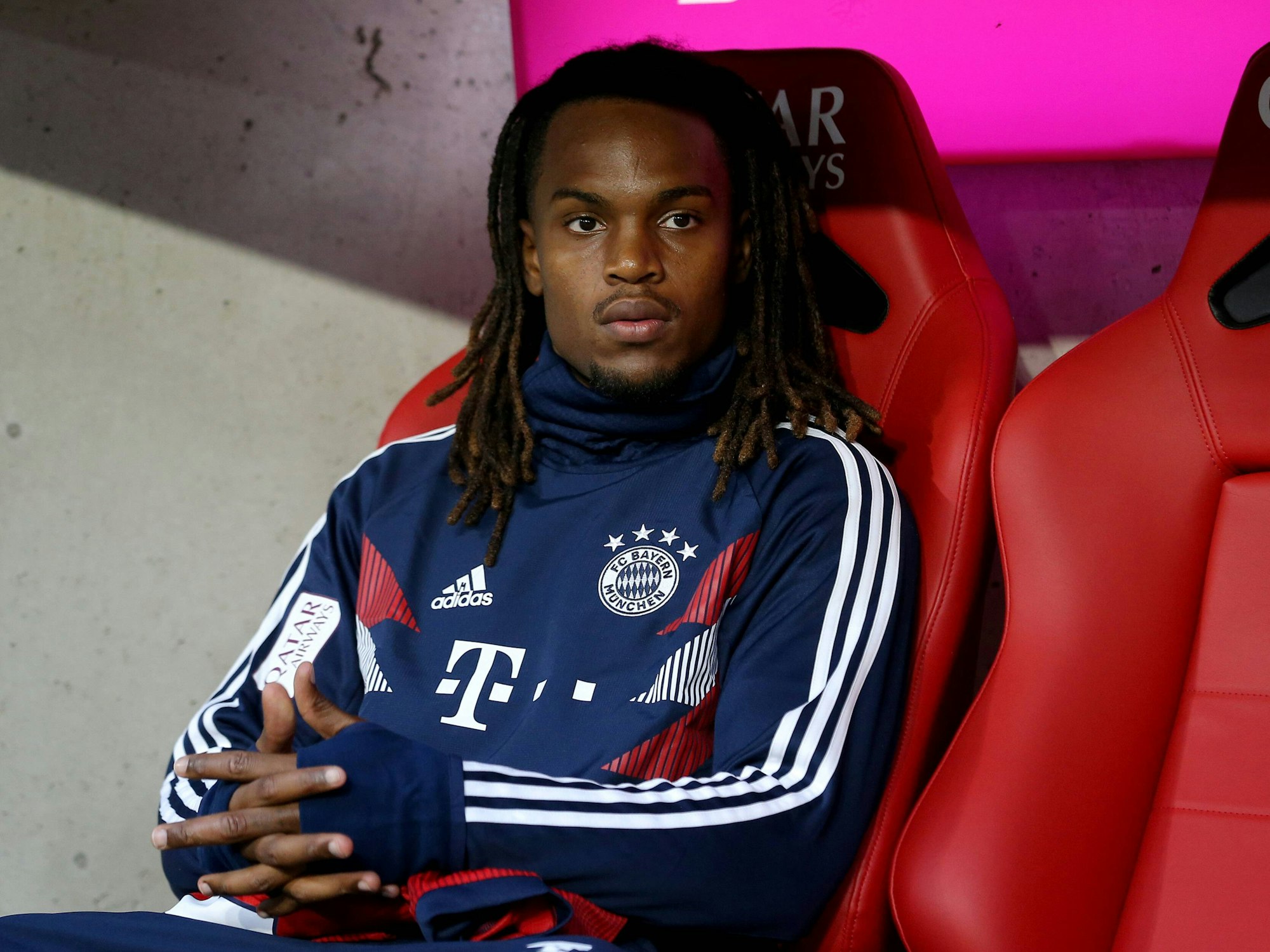 Renato Sanches sitzt gegen Gladbach auf der Bank und faltet die Hände.