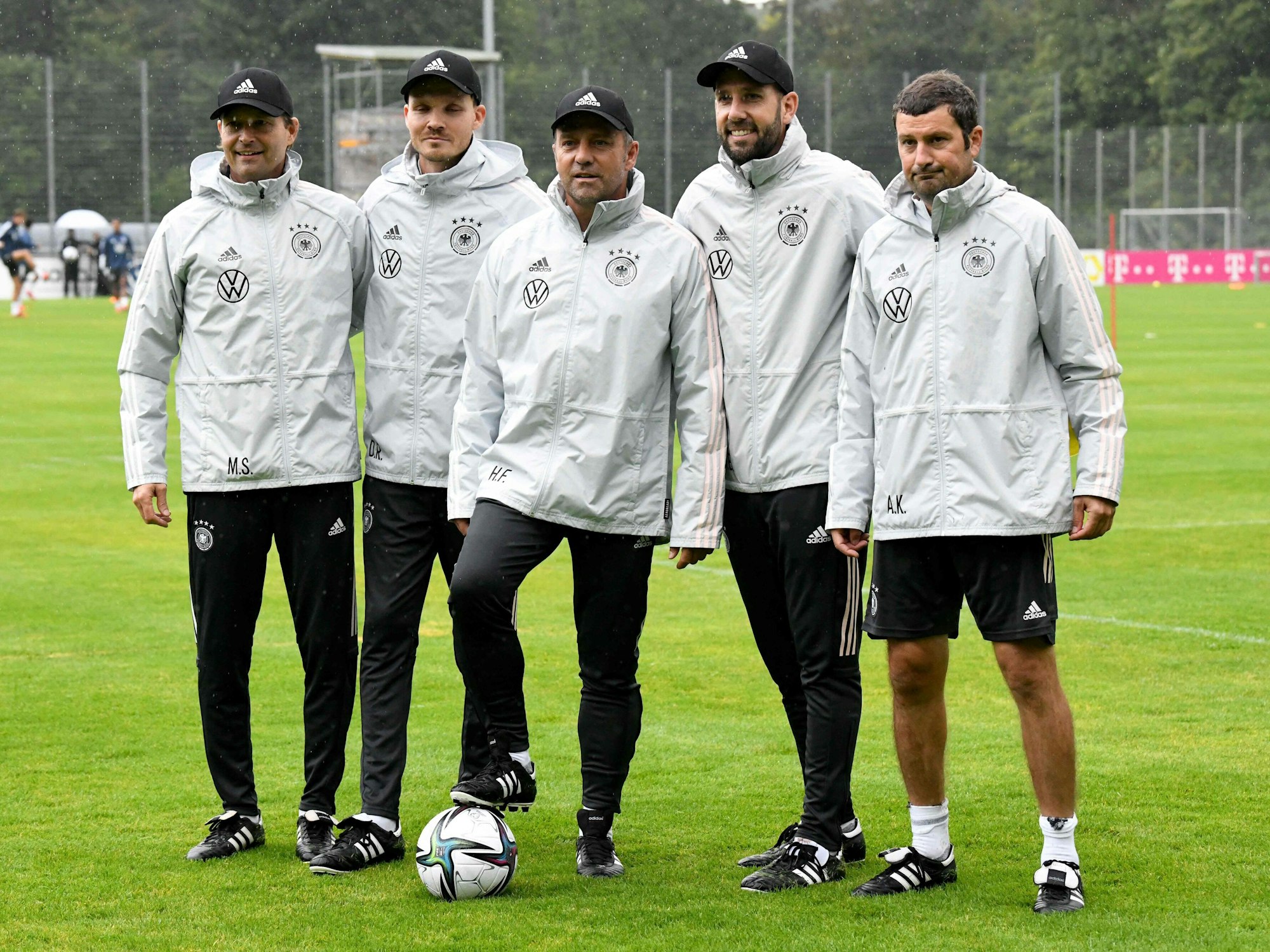 Hansi Flick posiert mit seinen Assistenten Marcus Sorg, Danny Röhl, Mads Buttgereit und Andreas Kronenberg.