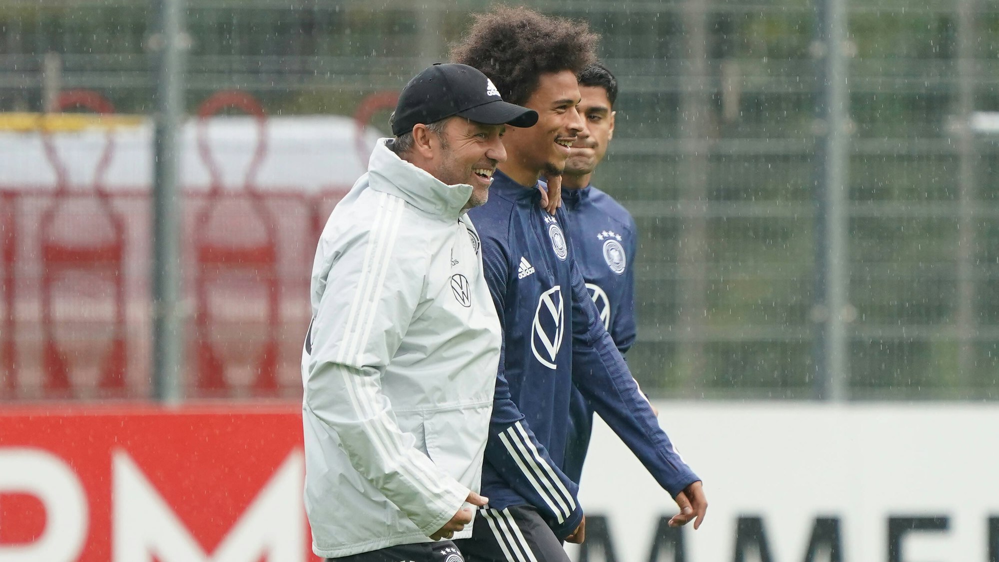 Bundestrainer Hansi Flick mit Leroy Sané beim Training der deutschen Nationalmannschaft im ADM Park Stuttgart.