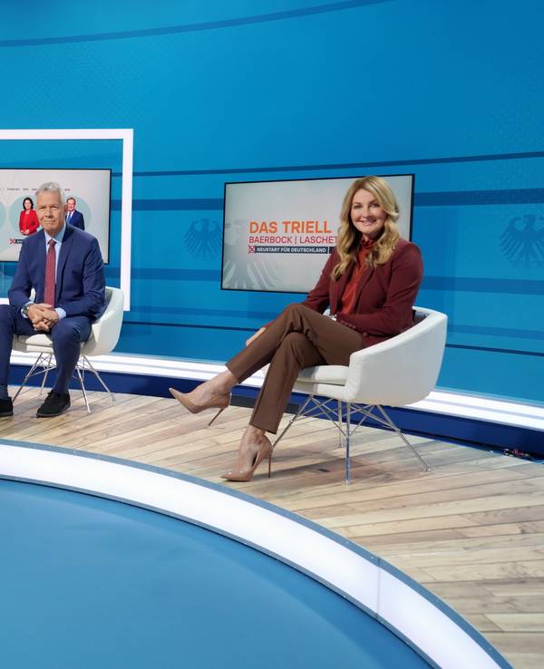 Pinar Atalay (l.), Peter Kloeppel und Moderatorin Frauke Ludowig sprachen in „Das Triell: Die Analyse - Talkrunde mit prominenten Gästen“ im Anschluss an den Dreikampf mit zahlreichen Gästen. Dabei kam es zu einem peinlichen Fauxpas.