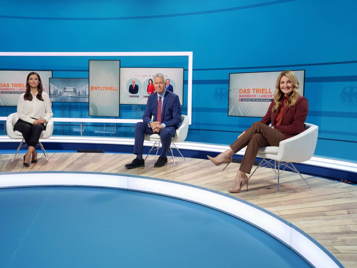 Pinar Atalay (l.), Peter Kloeppel und Moderatorin Frauke Ludowig sprachen in „Das Triell: Die Analyse - Talkrunde mit prominenten Gästen“ im Anschluss an den Dreikampf mit zahlreichen Gästen. Dabei kam es zu einem peinlichen Fauxpas.