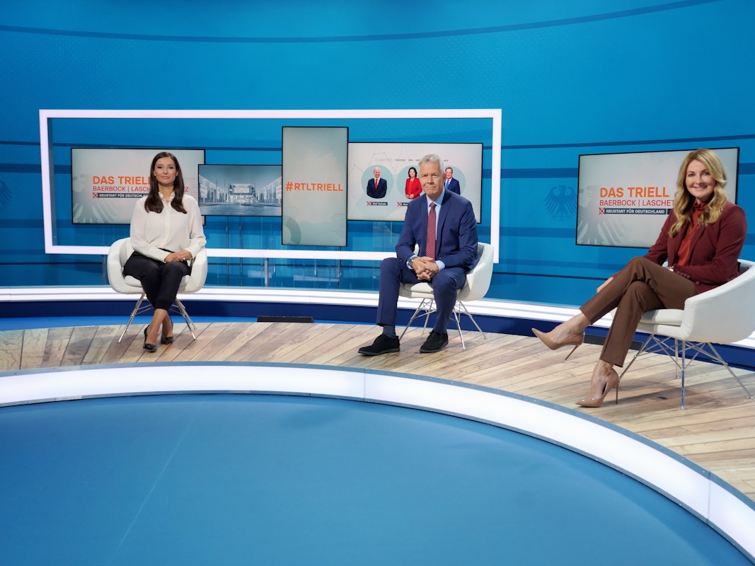 Pinar Atalay (l.), Peter Kloeppel und Moderatorin Frauke Ludowig sprachen in „Das Triell: Die Analyse - Talkrunde mit prominenten Gästen“ im Anschluss an den Dreikampf mit zahlreichen Gästen. Dabei kam es zu einem peinlichen Fauxpas.